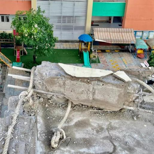 Khối bê tông giữa sân trường Trường mầm non Ban Mai, quận 4 (ảnh: PHCC)