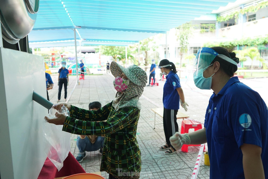 Người dân phường Thạnh Lộc đến nhận gạo từ ATM gạo miễn phí