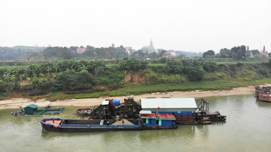 Vụ đua nhau hút cát trên sông Lô: Tạm dừng hoạt động khai thác của một doanh nghiệp 
