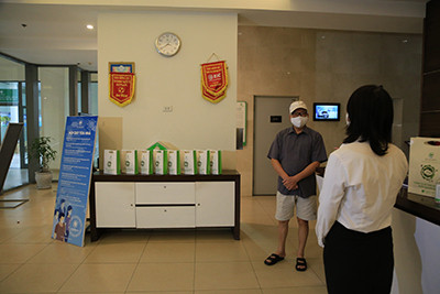 Nhiều toà chung cư được chủ đầu tư trang bị nước rửa tay, khẩu trang để phòng chống dịch COVID-19.