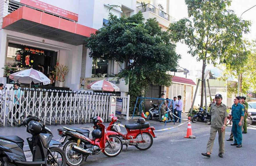 Lực lượng chức năng phong toả hiện trường để điều tra vụ việc.