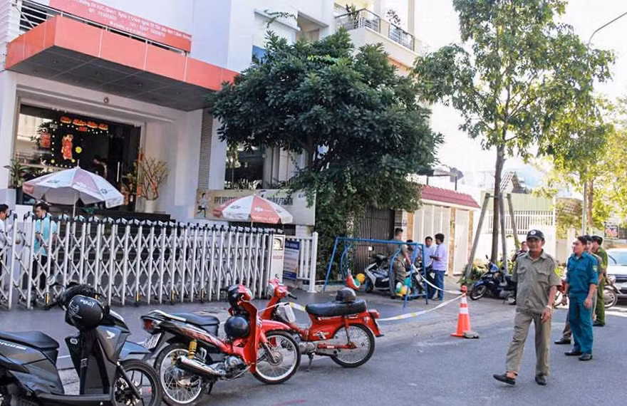 Lực lượng chức năng phong toả hiện trường để điều tra vụ việc.