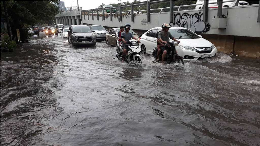 Đường Nguyễn Hữu Cảnh ngập trong cơn mưa trưa 3/9.