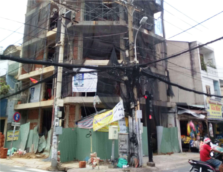 Công trình nơi tấm ván rơi xuống nhà dân.