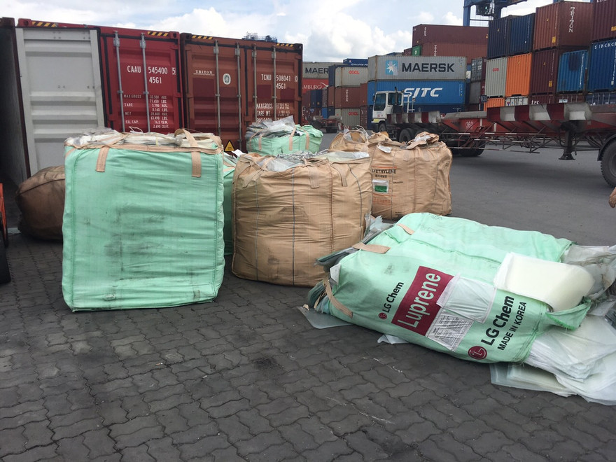 Lượng lớn hàng lậu ngụy trang trong container bị phát hiện.