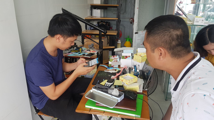 Phụ huynh đổ xô mua đồng hồ định vị sau vụ học sinh trường Gateway bị bỏ quên