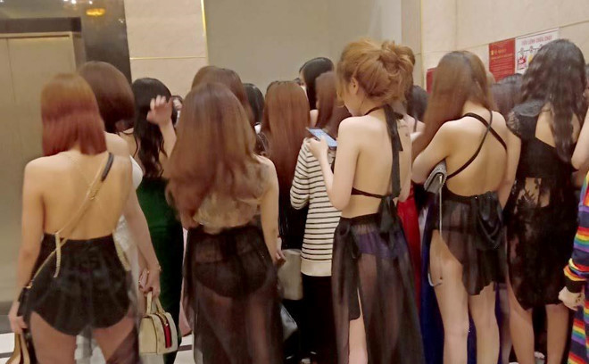 Dàn tiếp viên mặc đồ 'xuyên thấu' phục vụ dân chơi ở Sài Gòn