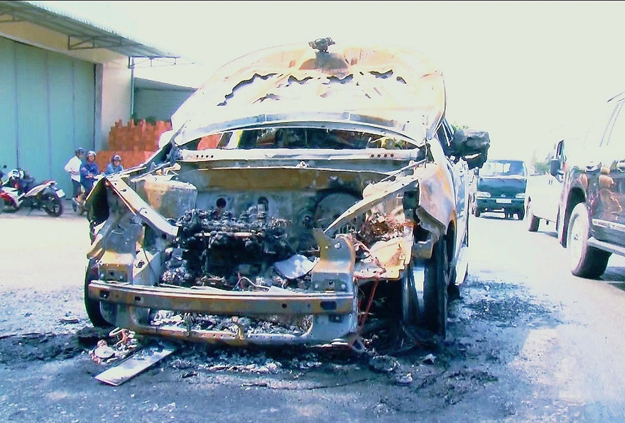 Bố ôm con trai 8 tuổi thoát khỏi ô tô bốc cháy ngùn ngụt