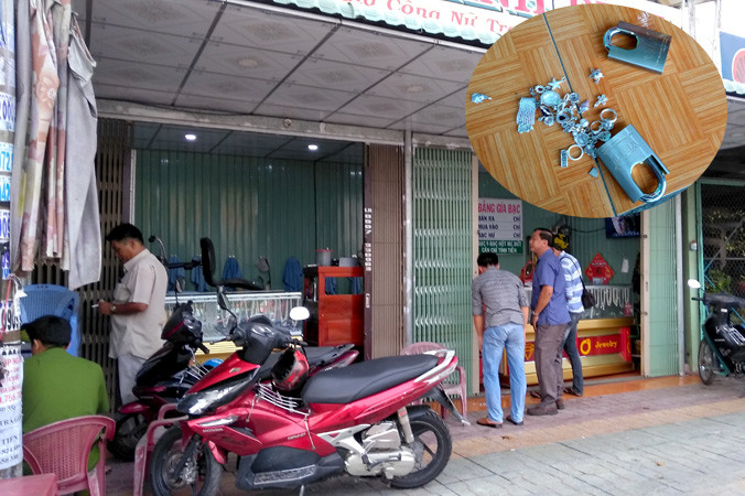 Hiện trường vụ việc (ảnh lớn). Nữ trang nằm rải rác trên nền gạch phía trước tiệm bạc Thanh Bình (ảnh nhỏ).