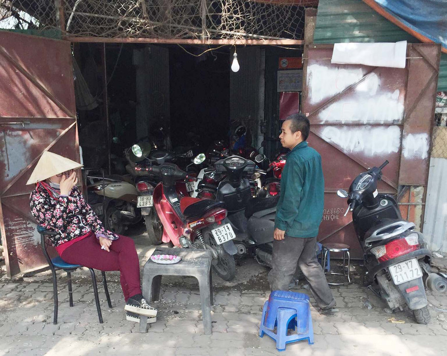 Nghỉ lễ, bãi xe không phép 'bủa vây' bến xe Nước Ngầm