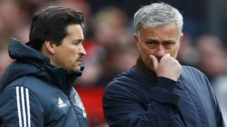 ‘Cánh tay phải’ của Mourinho bất ngờ rời M.U