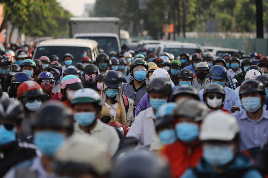 Sáng 12/7, chốt kiểm soát phòng chống COVID-19 trên đường Nguyễn Kiệm, quận Gò Vấp ùn tắc kéo dài, hàng nghìn người chen chân chờ qua chốt.