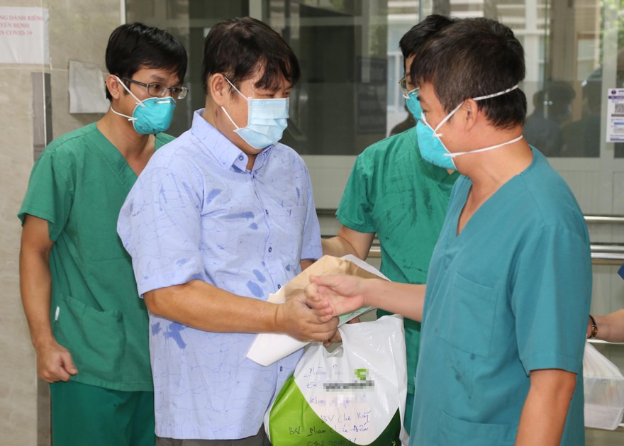 Chiến sĩ công an cảm ơn bác sĩ trước khi xuất viện.