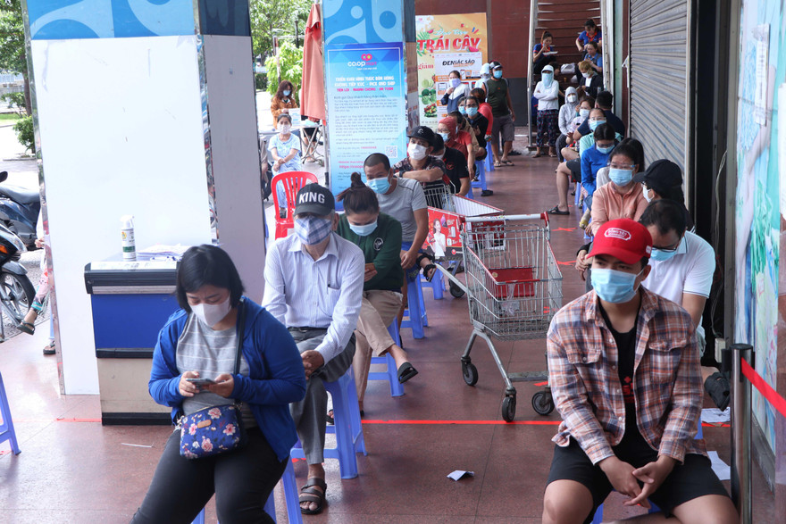 Hai ngày qua, nhiều người dân ở quận 3, TPHCM đã sử dụng tem phiếu do Mặt trận tổ quốc phường cấp để đi đến một số siêu thị trên địa bàn mua lương thực, thực phẩm trong điều kiện giãn cách xã hội để phòng chống dịch COVID-19. 