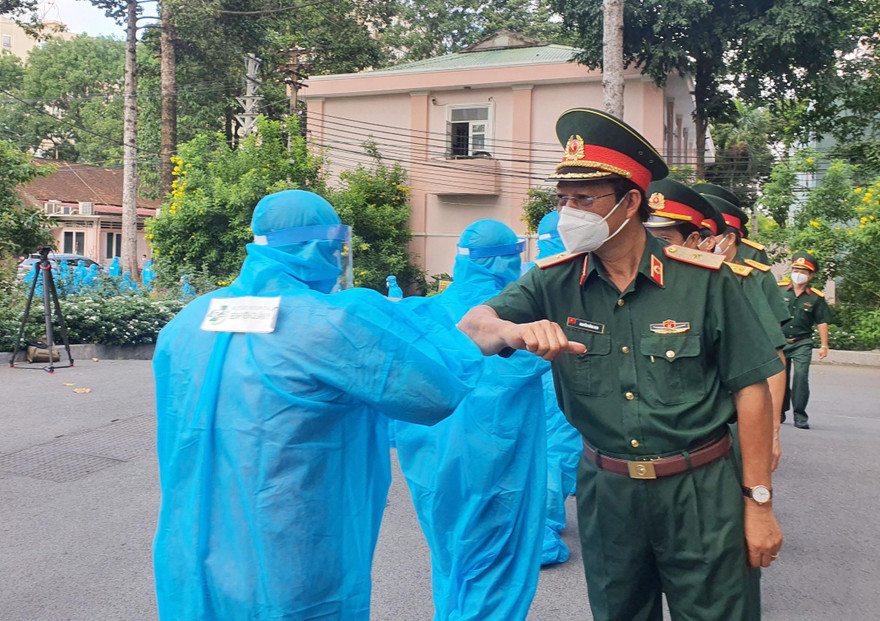 Ban Giám đốc Bệnh viện Quân y 175 tiễn đoàn nhân viên y tế lên đường nhận nhiệm vụ.