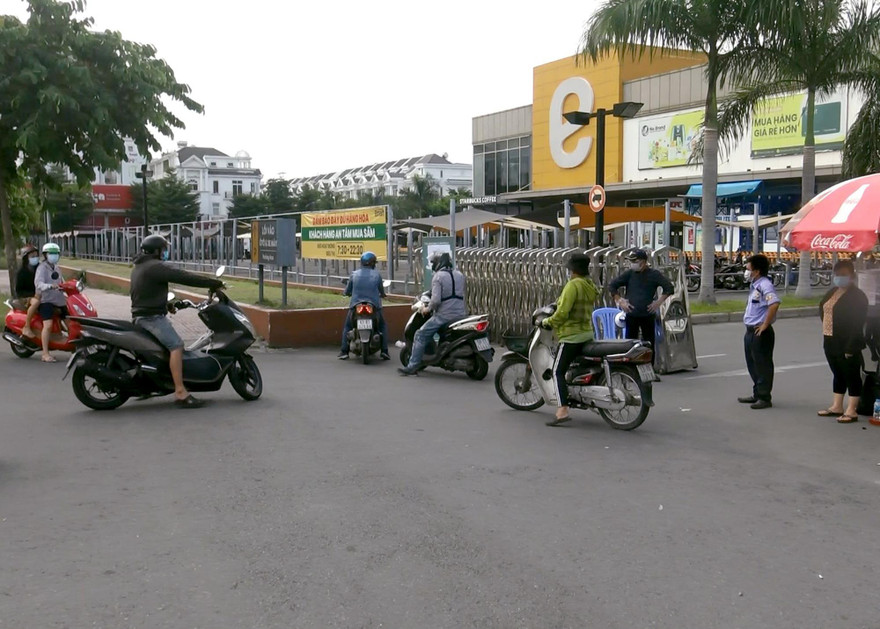 Chiều 13/7, nhiều khách hàng đến siêu thị Emart trên đường Phan Văn Trị, quận Gò Vấp để mua hàng hóa thì bất ngờ nhận được thông báo siêu thị tạm đóng cửa.