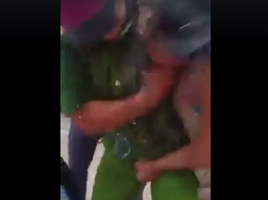 Bà Hồng bóp hạ bộ của công an và bị đấm vào mặt. Ảnh cắt từ clip.