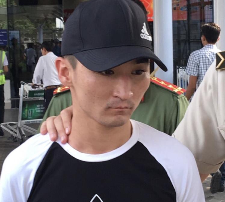 Tên móc túi bị bắt quả tang.