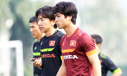 Phong độ tồi tệ của Công Phượng đã khiến tiền đạo này bị HLV Miura loại thẳng tay. 