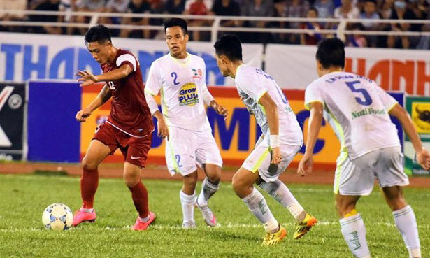 Xuân Mạnh (áo đỏ) đi bóng giữa vòng vây các cầu thủ U21 HAGL. Ảnh: Zing