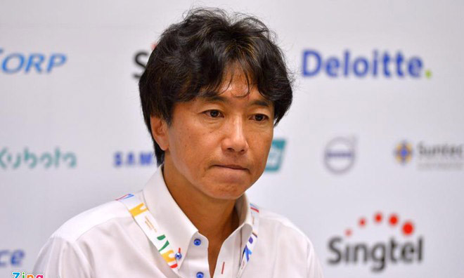 Gương mặt có phần căng thẳng của HLV Miura sau thất bại trước U23 Thái Lan.