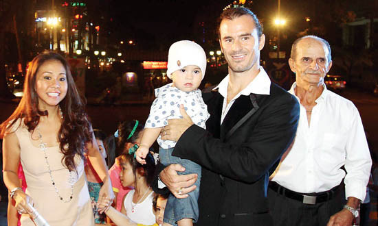 Gia đình cầu thủ Kesley hạnh phúc tại Việt Nam.