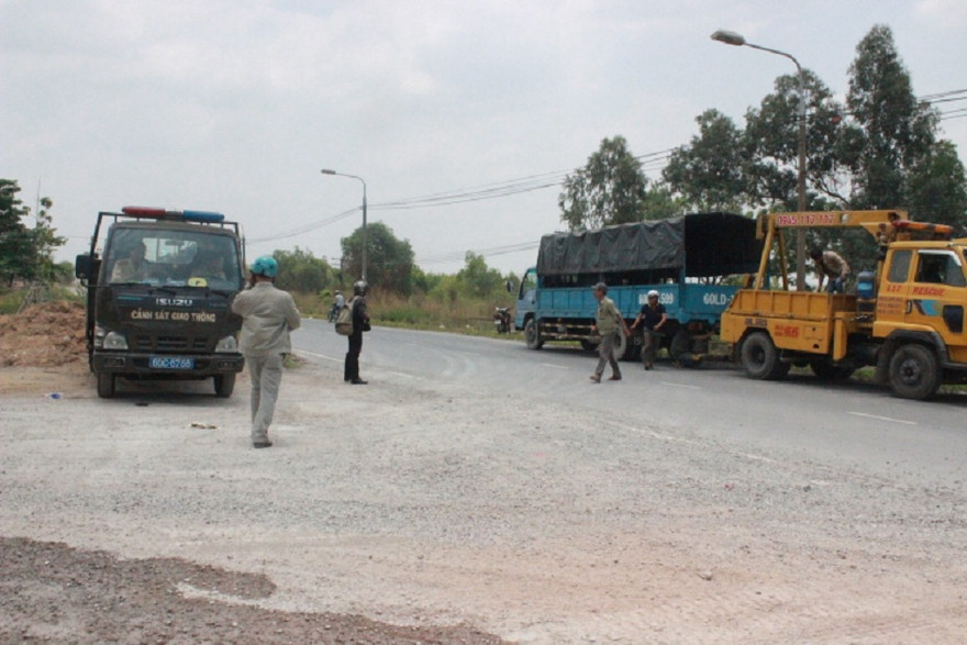 Chiếc xe tải bỏ chạy hơn 2km mới dừng lại. 