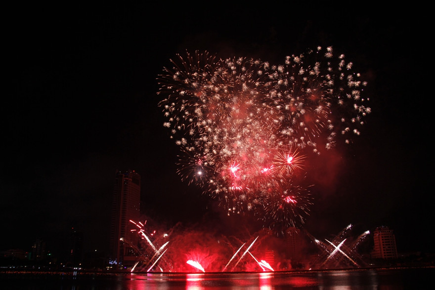 Với những màn pháo hoa đẹp mắt, Úc giành quán quân trong DIFC 2015