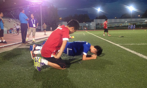 Văn Toàn bị đau nhẹ.