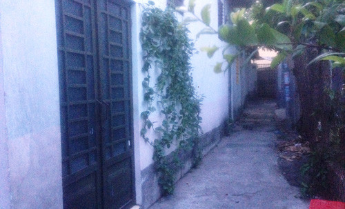 Căn nhà mẹ con chị Nga cùng người bạn (phía ngoài) và căn nhà bên cạnh bị hung thủ buộc kẽm, phóng hỏa.