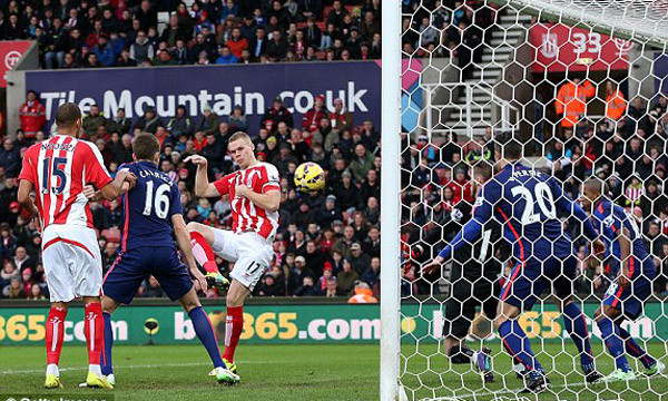 Tình huống mở tỷ số của Stoke.