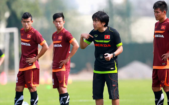 HLV Miura liên tục nhắc nhở các cầu thủ trẻ trong buổi tập. Ảnh: QUANG THẮNG