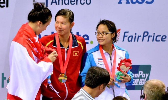 Ánh Viên thích chiếc áo đồng phục cũ. Ảnh: Zing