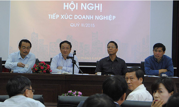 Lãnh đạo Sở QHKT trả lời nhà đầu tư.