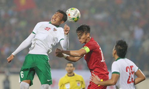 Ngọc Hải (áo đỏ) là lá chắn thép nơi hàng thủ Olympic Việt Nam