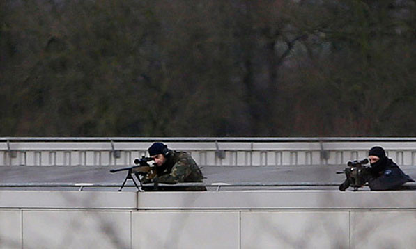 Các tay súng bắn tỉa của đặc nhiệm Pháp trong cuộc bao vây hai anh em nhà Kouachi ở thị trấn Dammartin en-Goele. Ảnh: EPA