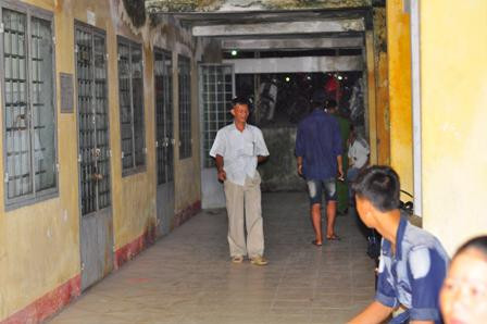 Lực lượng chức năng đang tiến hành khám nghiệm tử thi nạn nhân