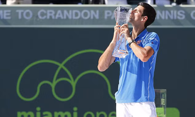 Novak Djokovic với chiếc cúp vô địch Miami Open thứ 5 trong sự nghiệp.