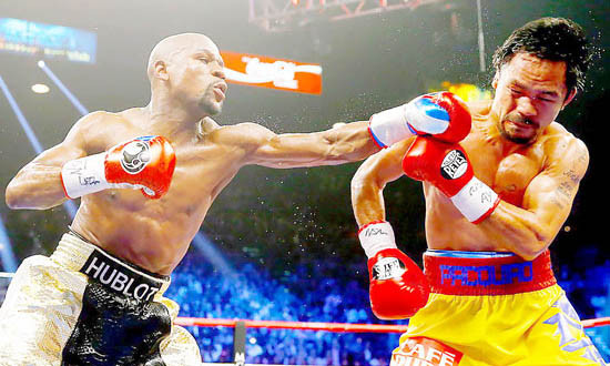 Cả Mayweather lẫn Pacquiao (phải) đều đang dính vào rắc rối 
