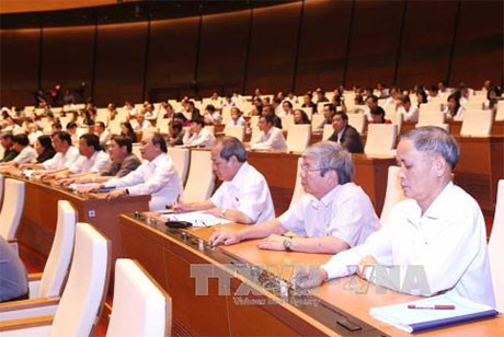 Đại biểu Quốc hội tiến hành biểu quyết Bộ luật Dân sự (sửa đổi). Ảnh: Phương Hoa – TTXVN.