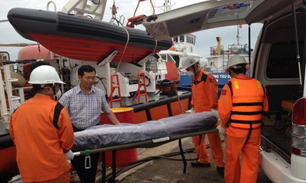 Thi thể thuyền trưởng và thuyền phó 3 tàu Bulk Jupiter được đưa vào bờ. Ảnh: Thanh Niên 