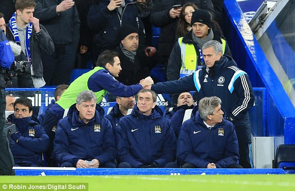 Lampard bắt tay với Mourinho ở trận đấu đêm qua giữa Chelsea và Man City.