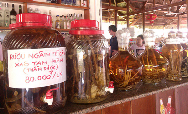 Lấy gì để chứng minh đây là rượu ngâm xáo tam phân?