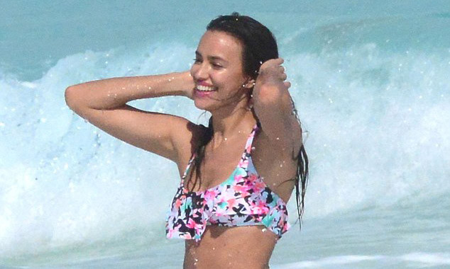 Chia tay Ronaldo, siêu mẫu Nga 'điểm phấn tô son lại'