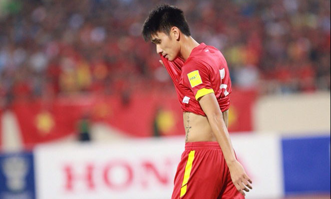 Nỗi buồn của Tiến Thành sau bàn phản lưới nhà.