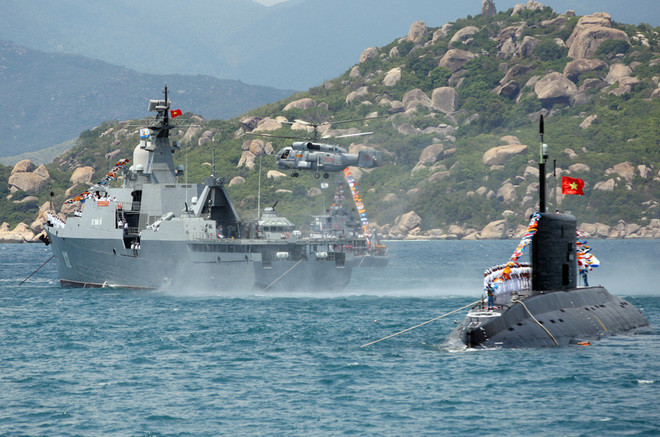 Chiến hạm sát cánh cùng tàu ngầm Kilo.