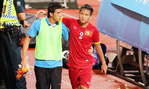 Hữu Dũng (2) sẽ phải nghỉ 2 trận cuối vòng bảng.