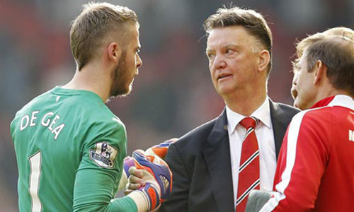 Van Gaal thà mất trắng De Gea chứ không chịu bị o ép