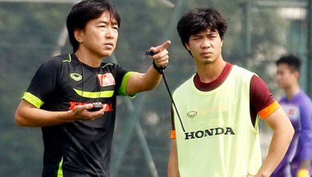 Thầy trò Miura mừng húm vì thoát nạn… cỏ nhân tạo