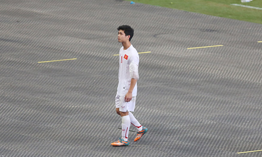 Công Phượng lê những bước chân nặng nề rời sân quốc gia Singapore sau trận thua của U23 Việt Nam trước Myanmar. Ảnh: Vnexpress.